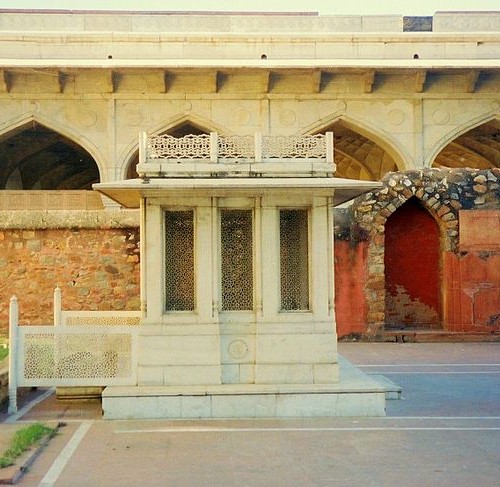 Mirza-Ghalibs-Tomb-in-Delhi